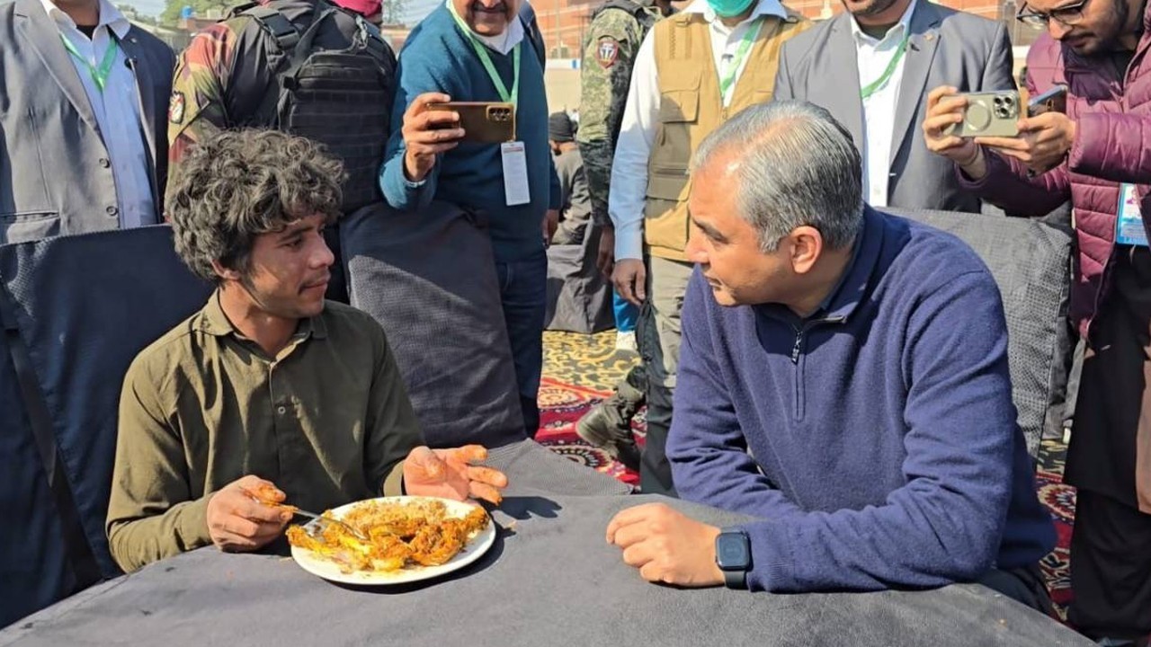 محسن نقوی کا قذافی اسٹیڈیم کی تعمیر میں حصہ لینے والے ورکرز کو موبائل فون کا تحفہ