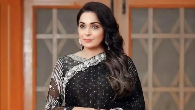 میرا کو خراب انگریزی کی وجہ سے برطانیہ سے ڈی پورٹ کر کے 10 سال کی پابندی لگائی گئی، والدہ