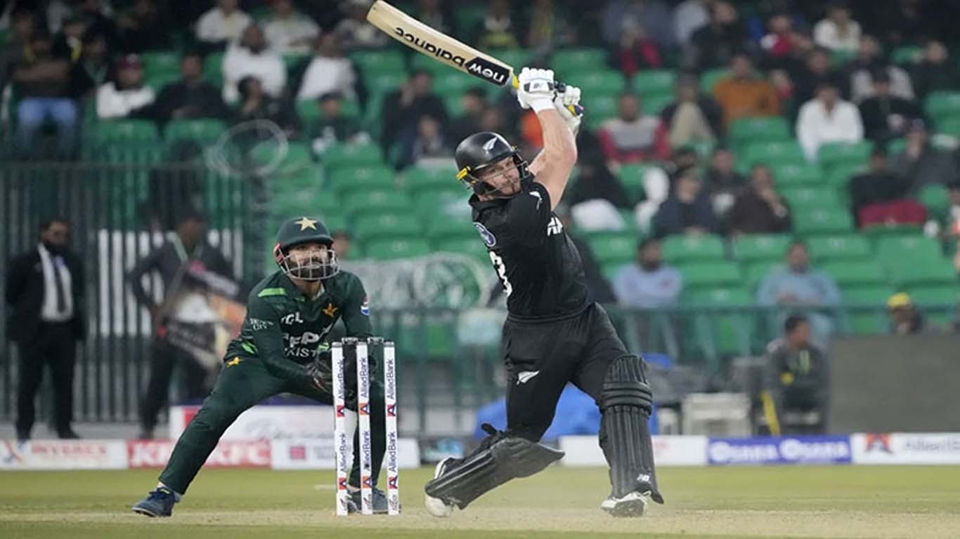 پاکستان کو نیوزی لینڈ نے 5 وکٹوں سے شکست دیکر سہ ملکی سیریز جیت لی