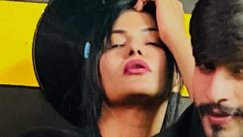 وینا ملک کی اجنبی کے ساتھ تصاویر وائرل