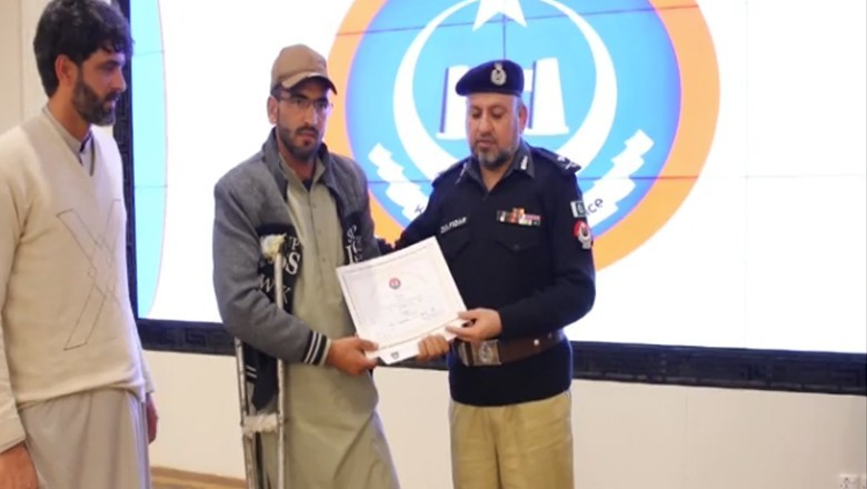 خیبرپختونخوا میں دہشت گرد حملوں کو ناکام بنانے والے پولیس اہلکاروں میں انعامات تقسیم