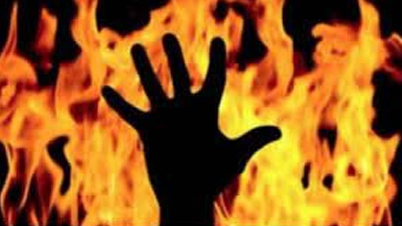 ڈانٹنے پر 14 سالہ بیٹے نے باپ کو زندہ جلا دیا