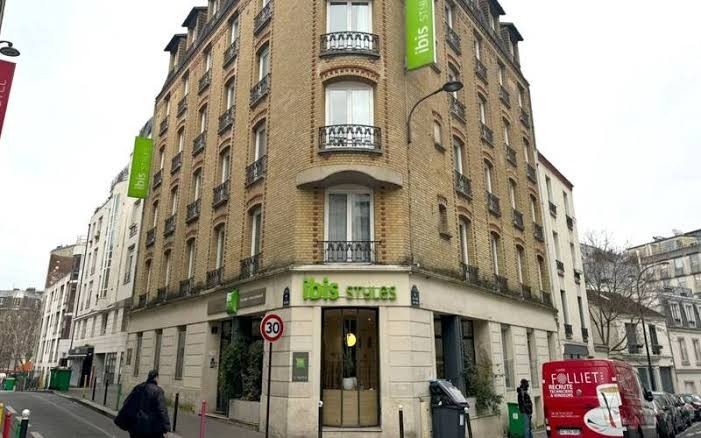 امریکا میں بغیر شادی کے 18 سال کی عمر میں ماں بننے والی لڑکی نے نومولود کو کھڑکی سے نیچے پھینک دیا