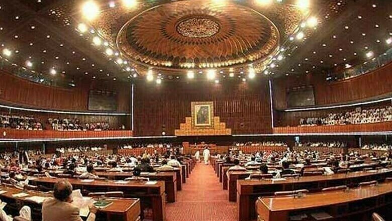 اراکین کی تنخواہوں میں اضافے کے بعد پیسے بچانے کیلئے قومی اسمبلی کے 220 ملازمین برطرف