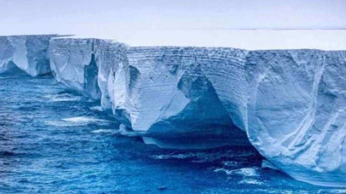 دنیا کا سب سے بڑا برفانی تودہ جنوبی جارجیا جزیرے کے قریب رک گیا