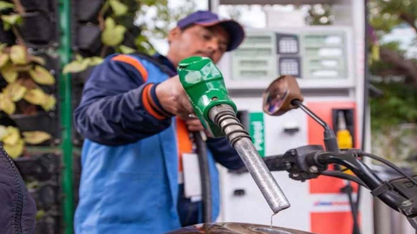 ملک میں پیٹرولیم مصنوعات کی قیمتوں میں بڑی کمی کا امکان