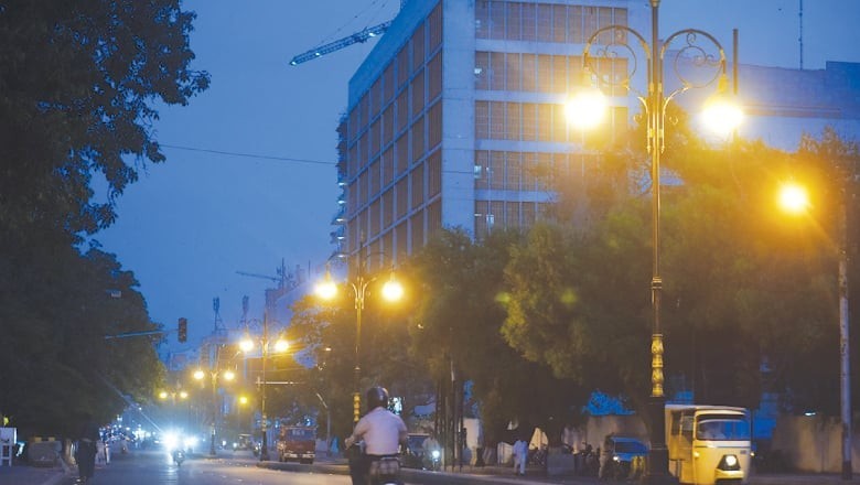 میئر کراچی کا 12 ہزار سے زائد اسٹریٹ لائٹس لگانے کا اعلان