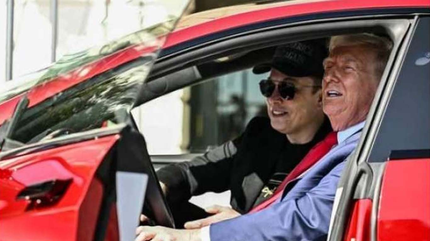 ٹرمپ نے ایلون مسک سے ڈسکائونٹ مانگے بغیر ٹیسلا گاڑی خرید لی