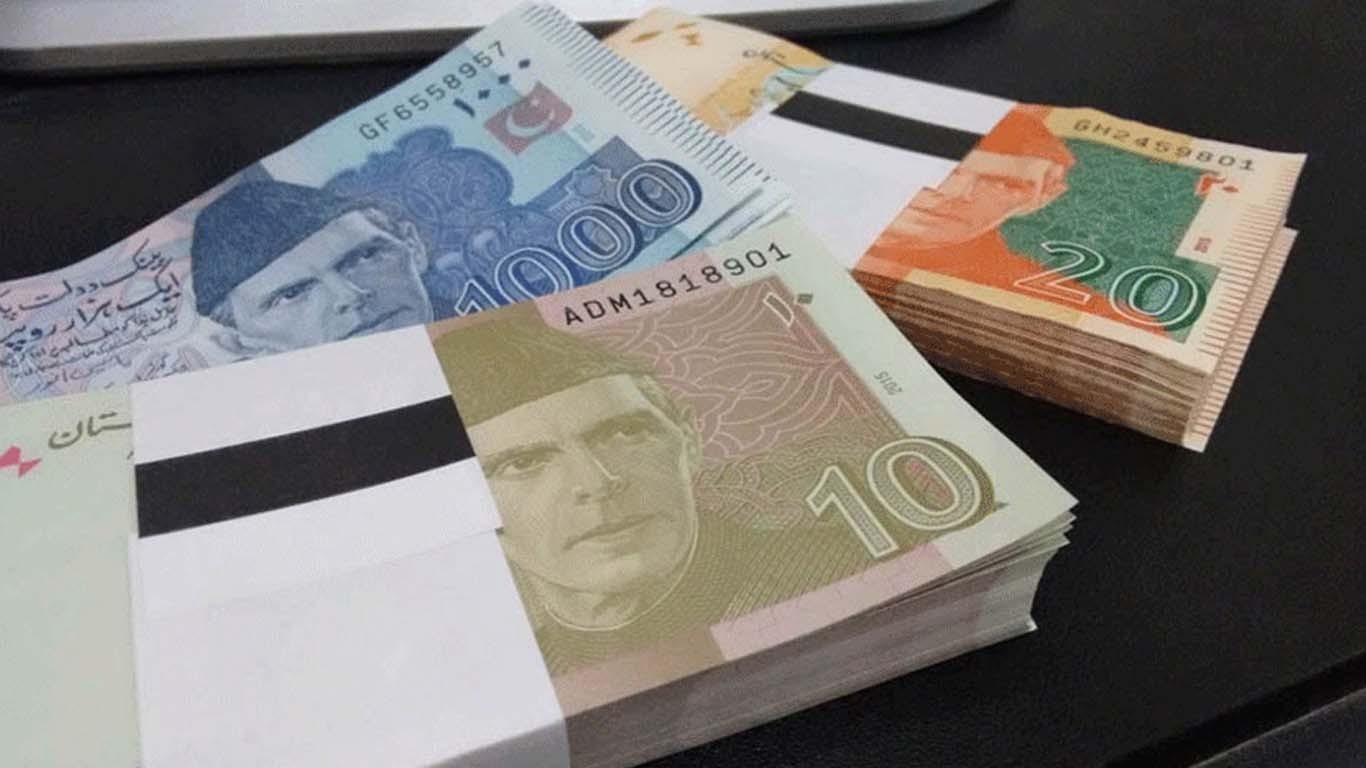 بینکوں سے نئے نوٹوں کا حصول مشکل، گڈیوں کی بلیک میں فروخت جاری