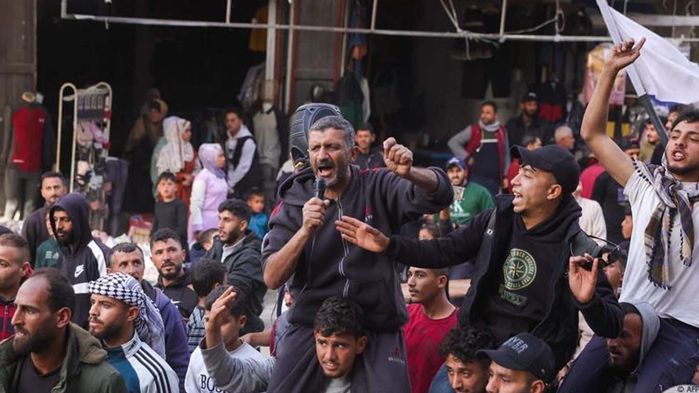 غزہ میں پہلی بار جنگ بندی کے حق میں سینکڑوں مظاہرین کا احتجاج