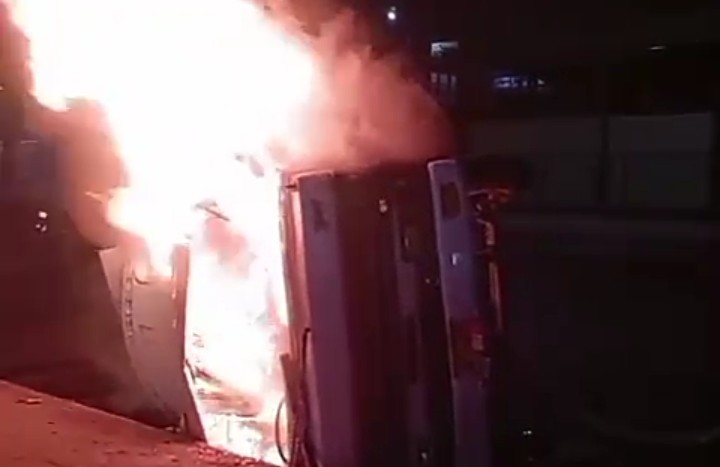 کراچی میں ٹریفک حادثے کے بعد ایک اور ٹینکر نذر آتش