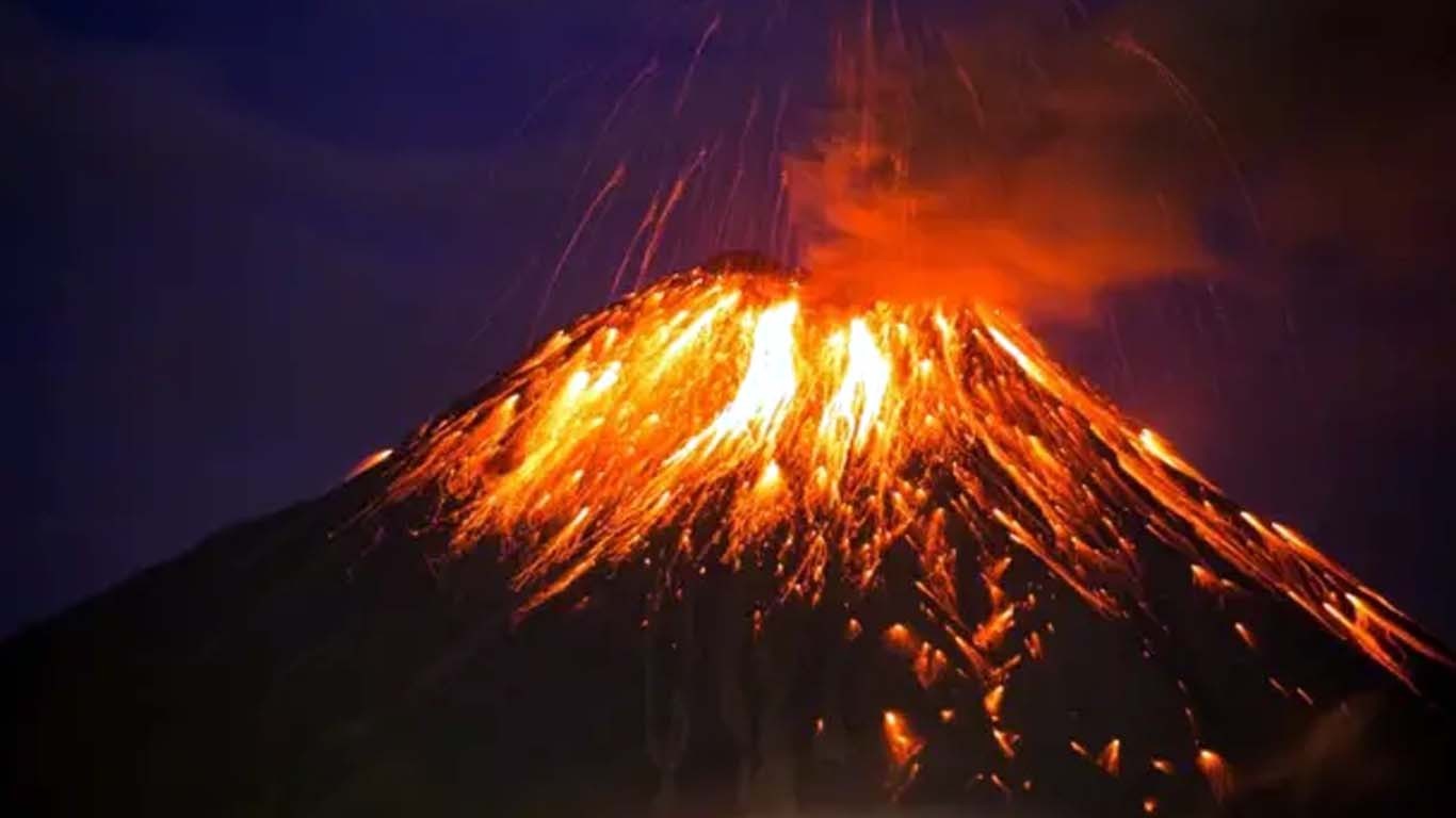 2 گھنٹوں میں 160 زلزلوں کے بعد آتش فشاں پھٹنے کی وارننگ جاری