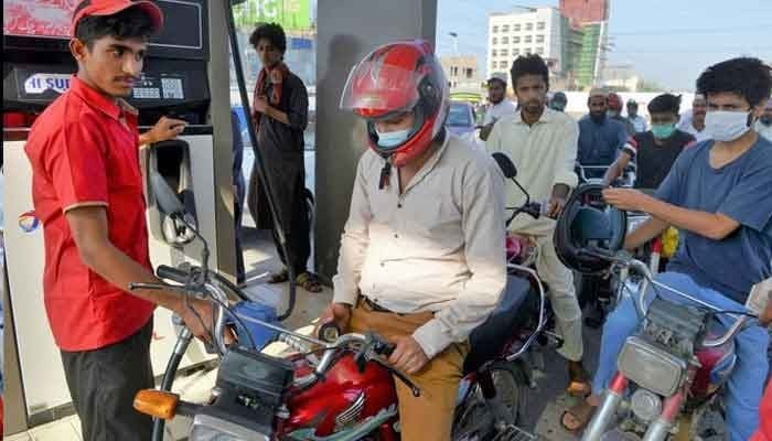 پیٹرول کی قیمت میں 8 روپے تک بڑی کمی کا امکان