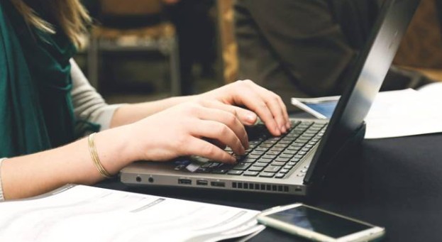 تین سال سے اچھی کارکردگی دکھانے والی خاتون کو چھٹی سے ایک منٹ پہلے نکلنے پر کمپنی نے نوکری سے نکال دیا