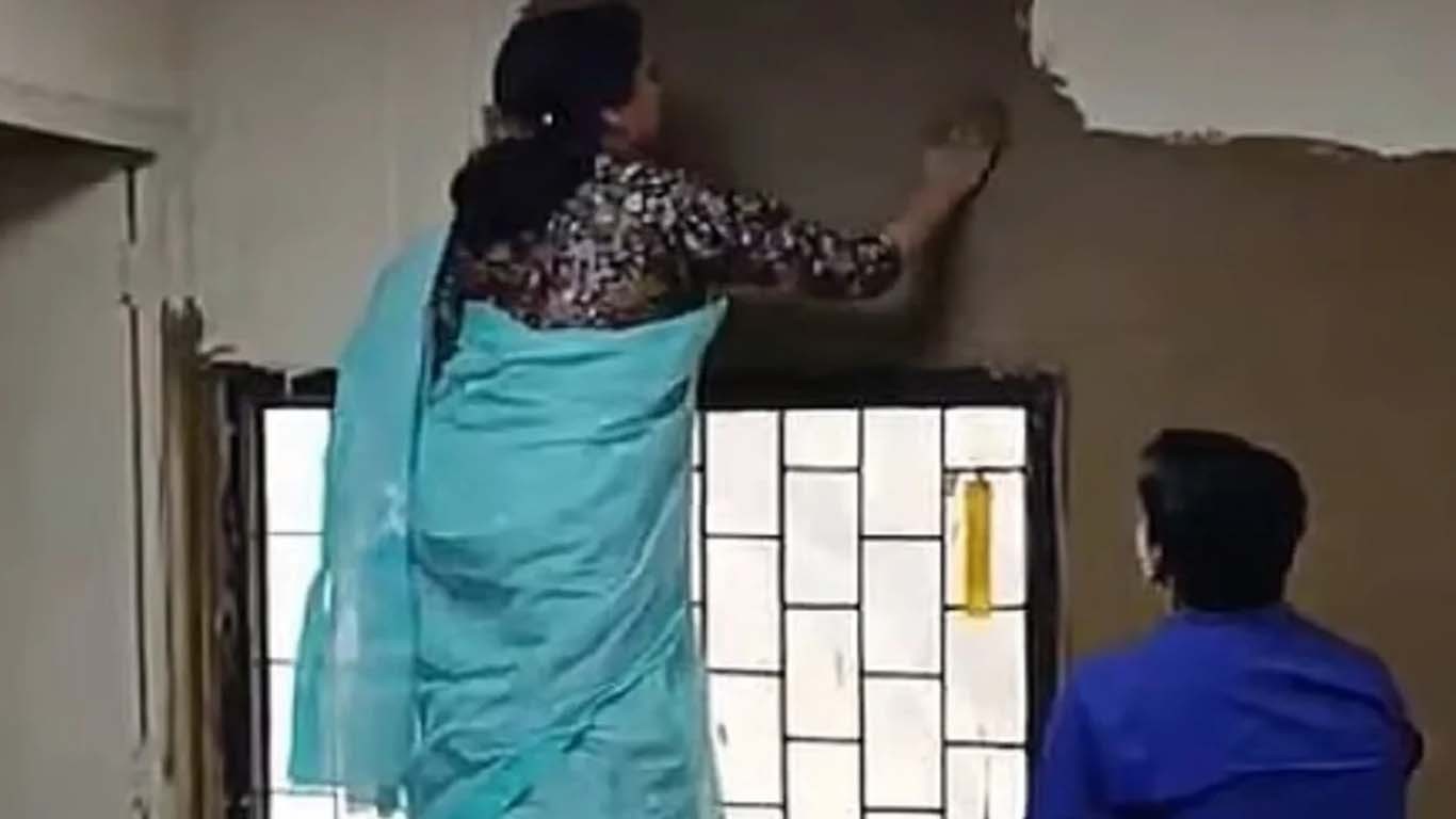 دہلی یونیورسٹی  میں گرمی سے بچنے کیلئے دیواروں پر گائے کا گوبر لگا دیا گیا