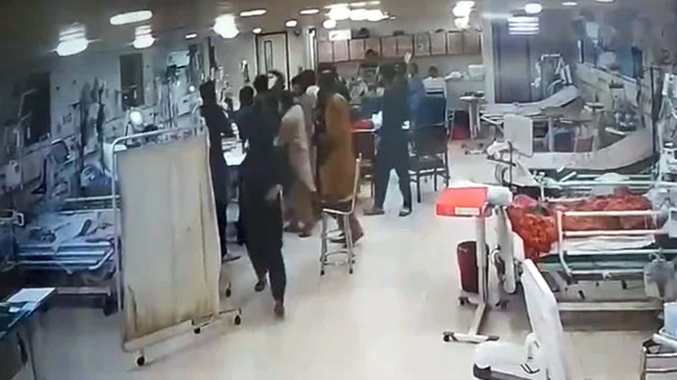 جناح اسپتال میدان جنگ بن گیا، تیمارداروں کا ڈاکٹر پر تشدد