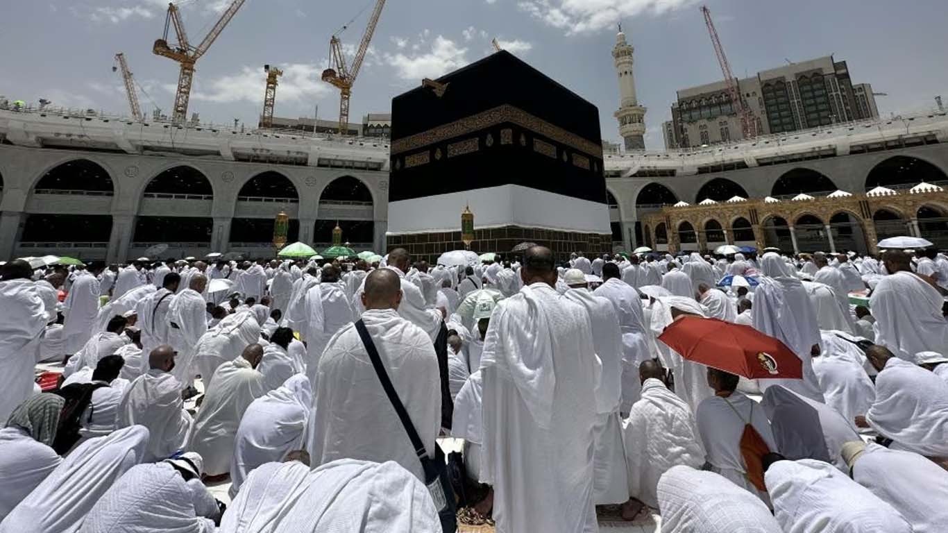 مسجد الحرام میں عازمین حج کی آمد شروع
