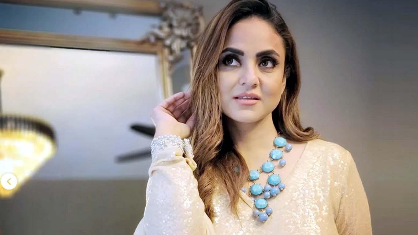 جاوید اختر عزت کے قابل نہیں، نادیہ خان نے اوقات یاد دلادی