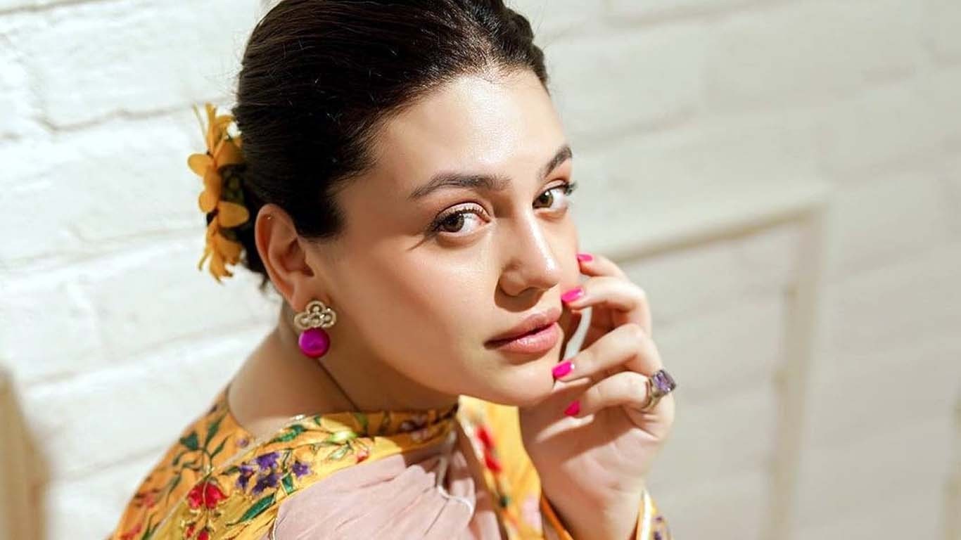 جنگ کو گلیمرائز کرنا بند کریں، زارا نور عباس بھارتی میڈیا پر برس پڑیں