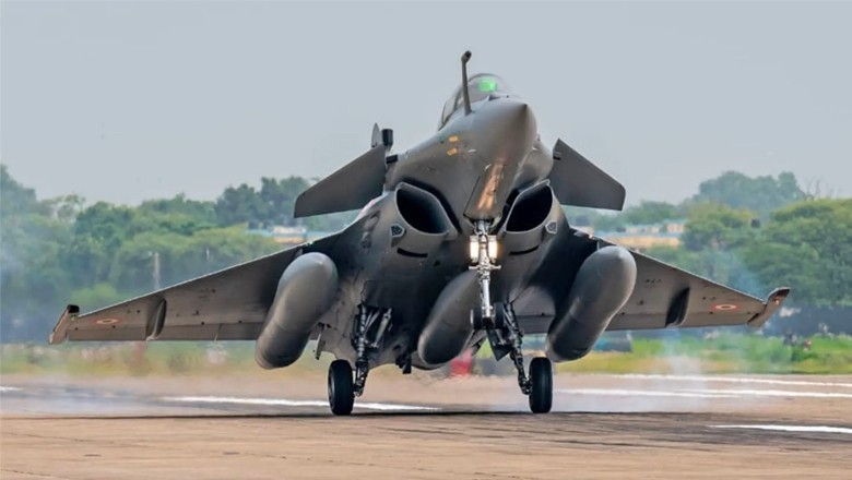 جنگ ہوتی ہے تو نقصانات بھی ہوتے ہیں، رافیل تباہ ہونے کے سوال پر بھارتی فضائیہ کے افسر کی آئیں بائیں شائیں