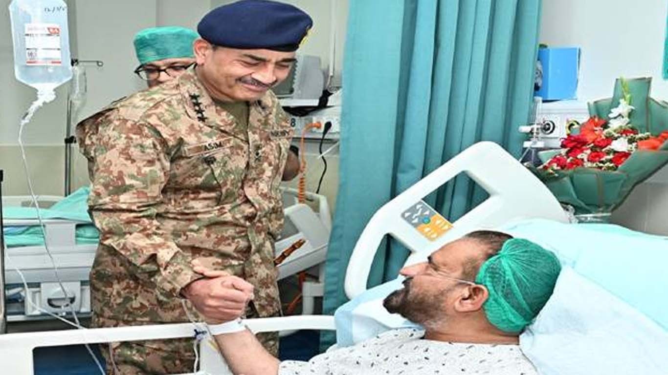 آرمی چیف کا سی ایم ایچ راولپنڈی کا دورہ، معرکہ حق کے زخمیوں کی عیادت
