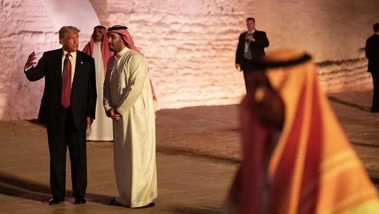 ٹرمپ کا دورہ سعودی عرب، نسلی گھوڑوں ، قیمتی تلوار اور نیلے کارپٹ پر استقبال کے ساتھ بڑے معاہدے