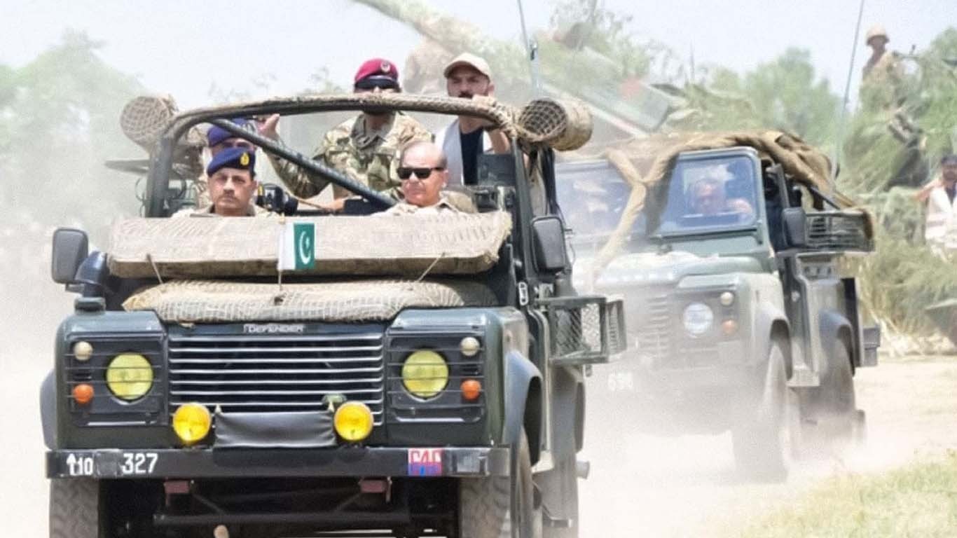 وزیرِ اعظم کا معرکہ حق کے دوران آپریشن بنیان المرصوص کی فرنٹ لائنز کا دورہ