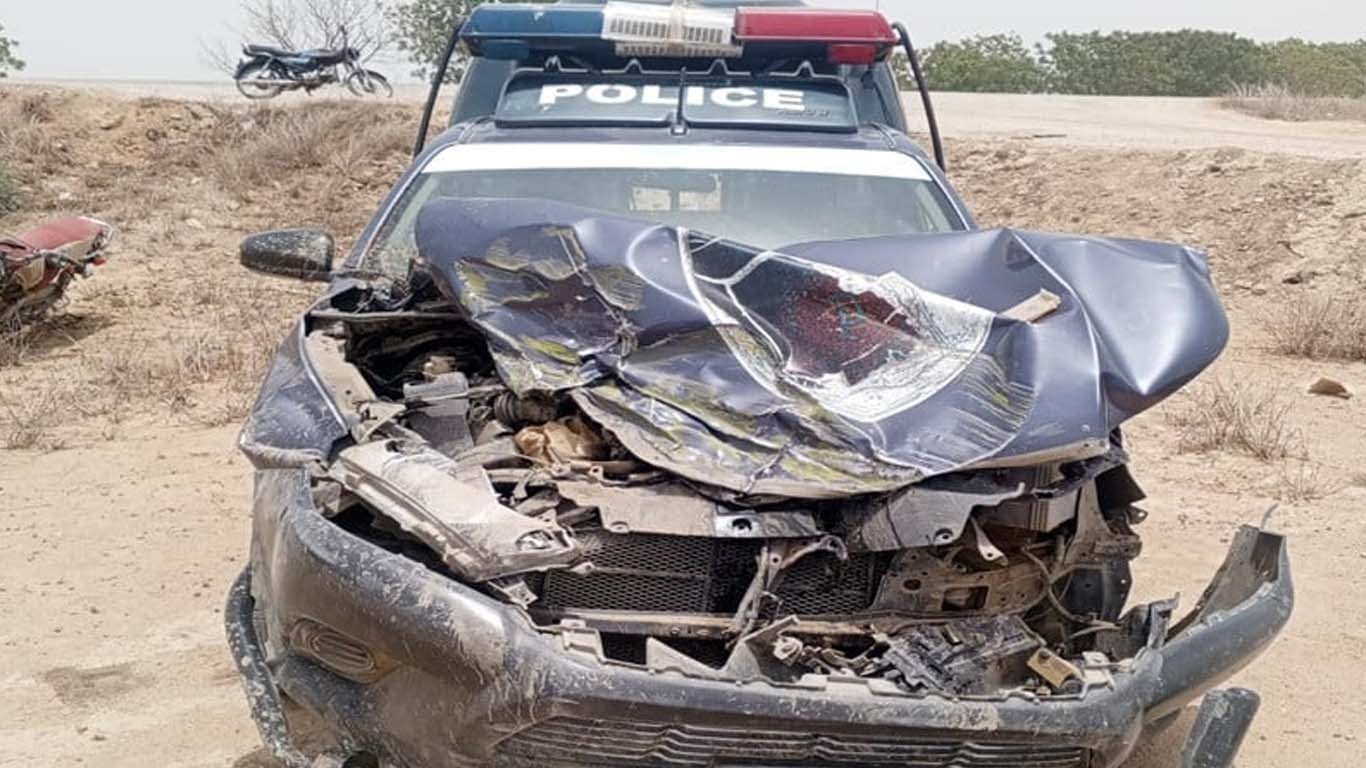 کراچی: مویشی منڈی کے قریب تیز رفتار ڈمپر کی پولیس موبائل کو ٹکر