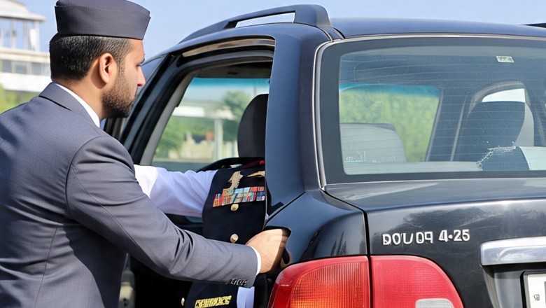 کے پی میں وی آئی پی کلچر کا خاتمہ، افسران کی گاڑی کا دروازہ کھولنے پر پابندی عائد