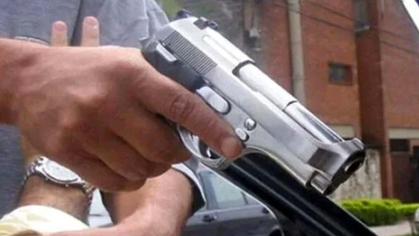 موبائل فون مارکیٹ کے باہر تاجر سے 58 لاکھ روپے لوٹ لیے گئے