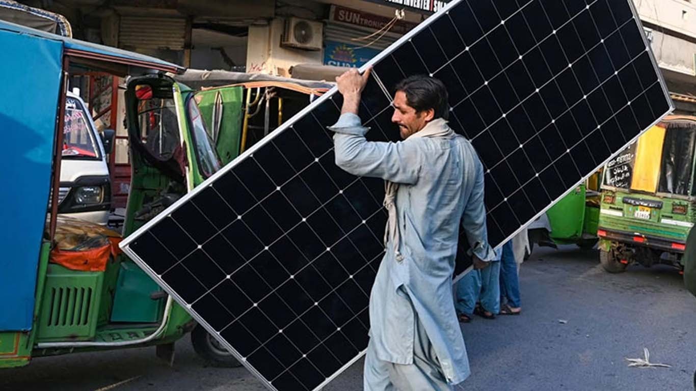 بجٹ 2025: سولر پینلز کی درآمدات پر 18 فیصد ٹیکس عائد