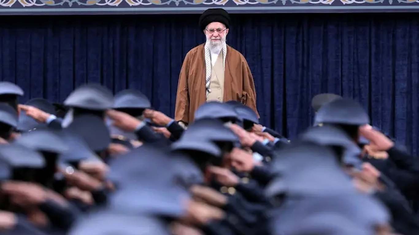 خامنہ ای کو اہل خانہ سمیت زیر زمین پناہ گاہ منتقل کر دیا گیا
