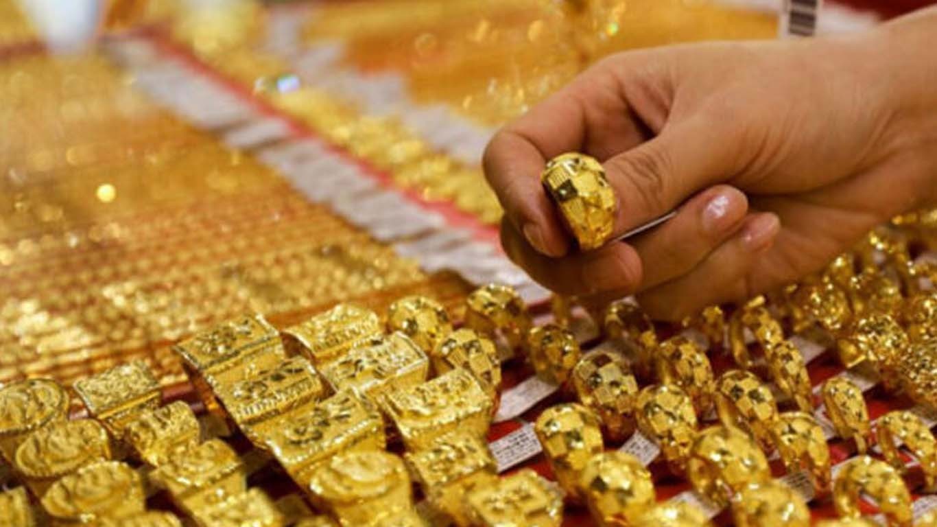 ملک میں سونے کی قیمت گر گئی