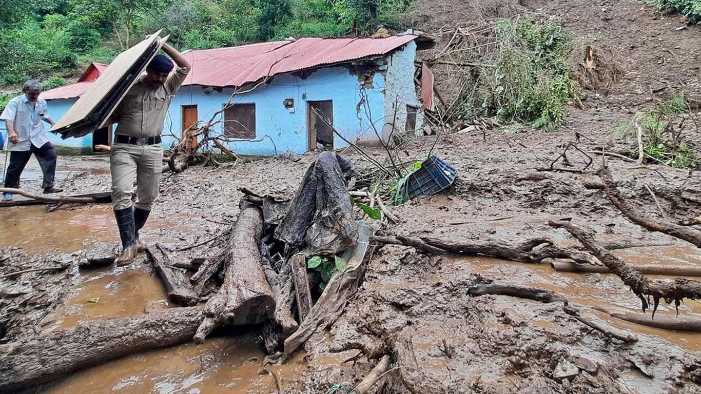 شمالی بھارت میں سیلاب اور لینڈ سلائیڈنگ سے درجنوں افراد ہلاک