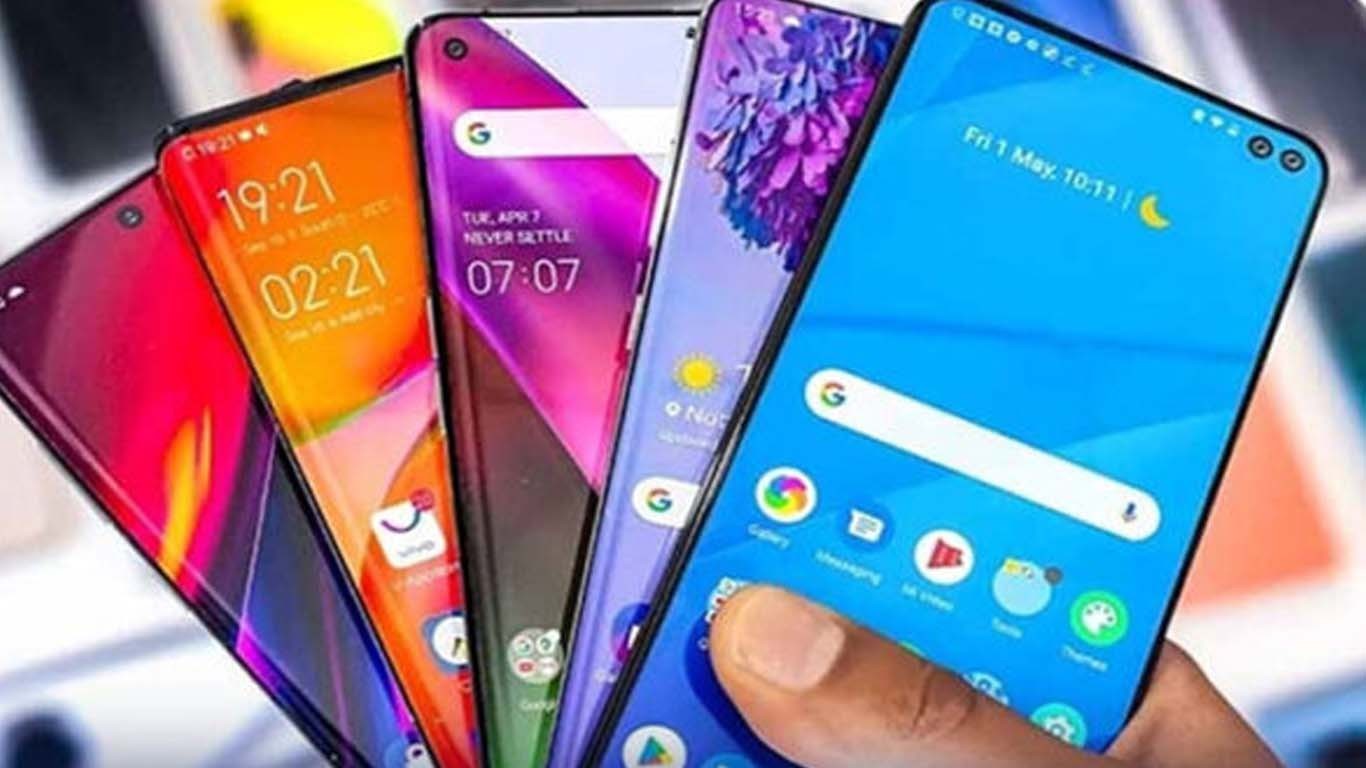 پاکستانیوں کے پاس موبائل فونز کی بھرمار، انٹرنیٹ تک رسائی انتہائی کم