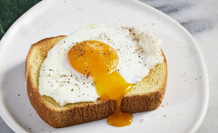 کیا انڈا کھانے سے کولیسٹرول اور ہارٹ اٹیک کا خطرہ بڑھ جاتا ہے؟ برسوں پرانا معمہ حل