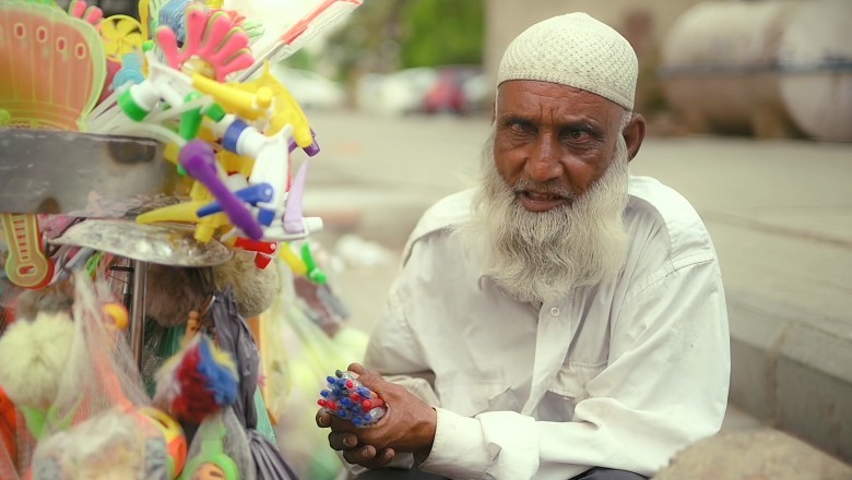 کراچی، آنکھ کی معذوری کے باوجود محنت کرنے والے باہمت بزرگ