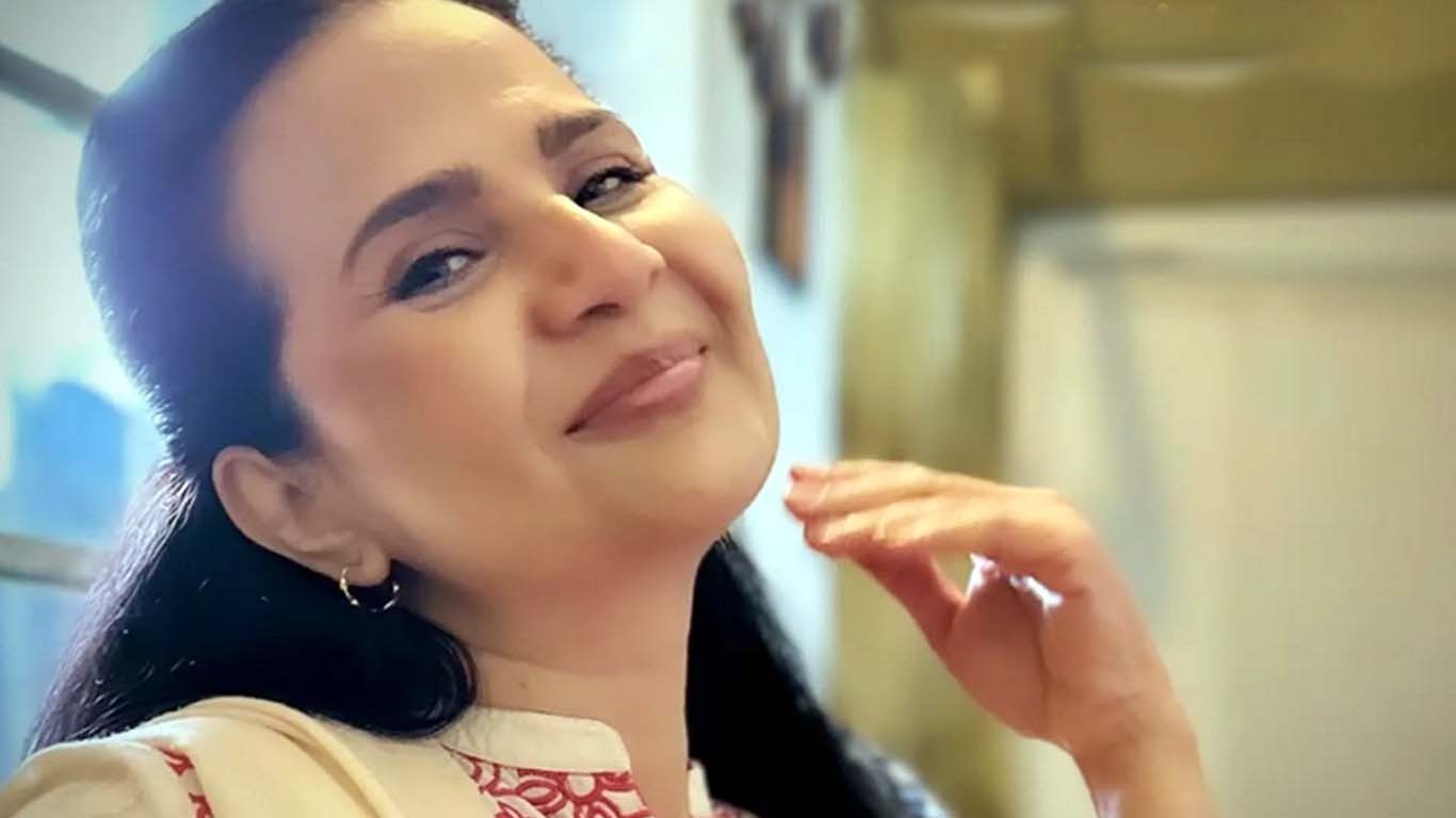 منزہ عارف کا لڑکیوں کو جلد بچے پیدا کرنے کا مشورہ