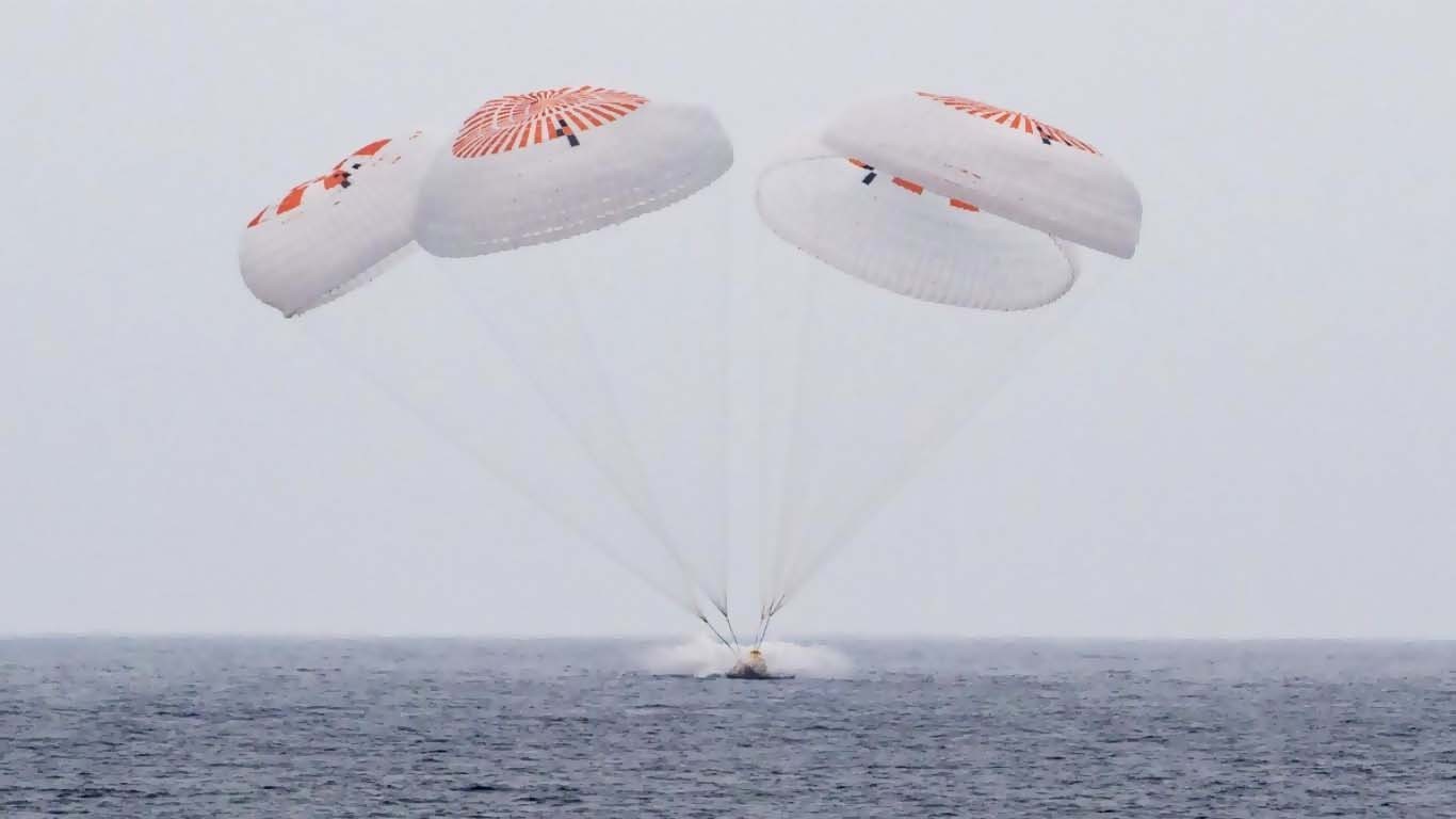 مسک کی کمپنی سپیس ایکس کے کیپسول میں زمین پر واپس پہنچ گئے