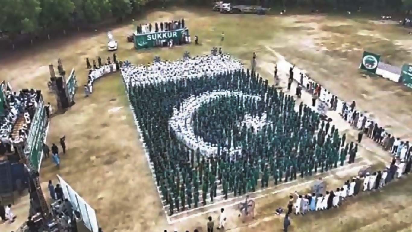 3ہزار سے زائد طلبہ نے سب سے بڑا انسانی پرچم بنا کر ریکارڈ قائم کردیا