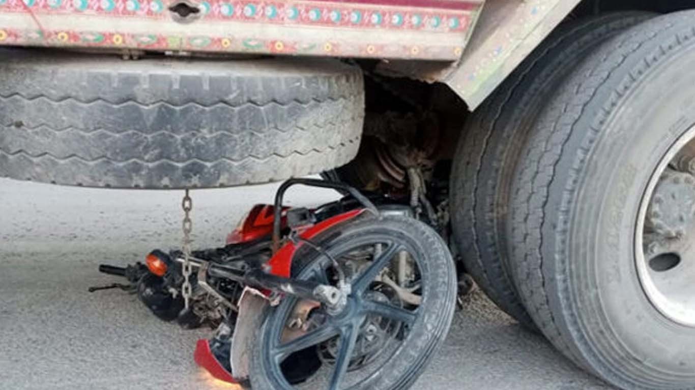 کراچی میں بے لگام ڈمپر نے ایک اور گھر میں صف ماتم بچھا دی