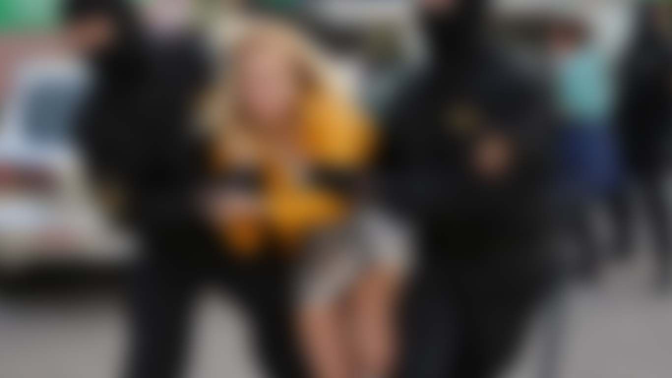 کراچی: ٹک ٹاکر کو گرفتاری سے بچانے کیلیے خواتین کی شرمناک حرکت