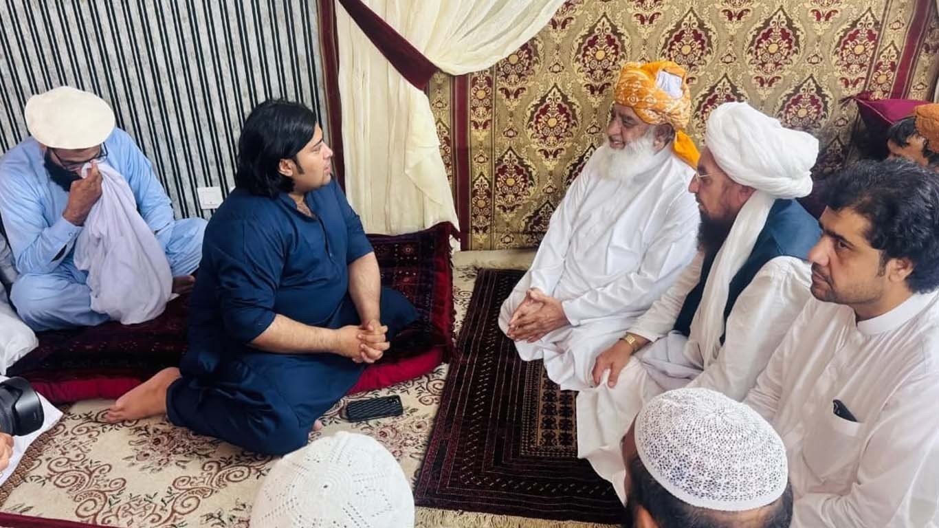 مولانا فضل الرحمان نے نومسلم ساغر چاؤلہ کو کلمہ توحید پڑھا دیا
