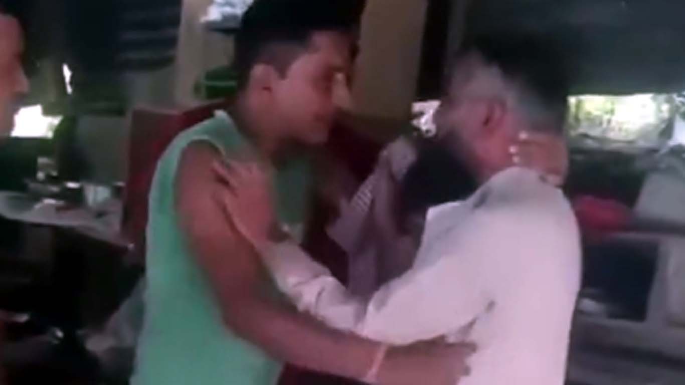 بھارت میں مسلمان بزرگ شہری پرانتہا پسند ہندوؤں کا تشدد ، ویڈیو وائرل