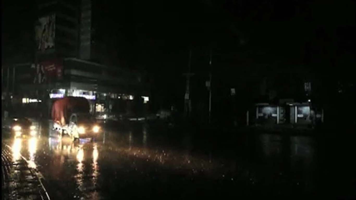 کراچی، 550 فیڈر پر بجلی کی فراہمی معطل، شہری بلبلا اُٹھے