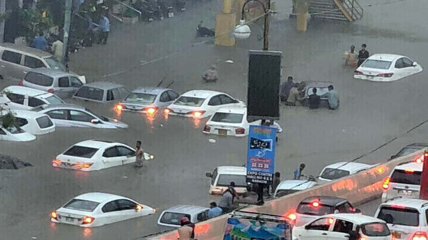 طوفانی بارش، کراچی کی متعدد سڑکیں اور انڈر پاسز ٹریفک کیلیے بند