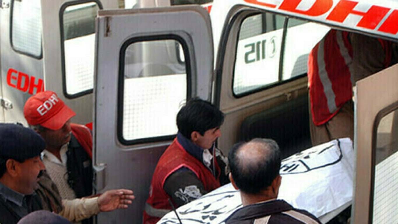 کوچ اور 2 گاڑیوں میں تصادم سے 9 افراد جاں بحق