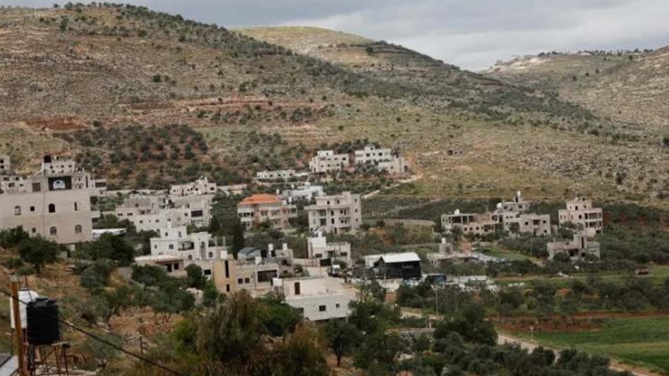 اسرائیلی فوج فلسطینیوں کے زیتون کے درخت تباہ کرنے لگی