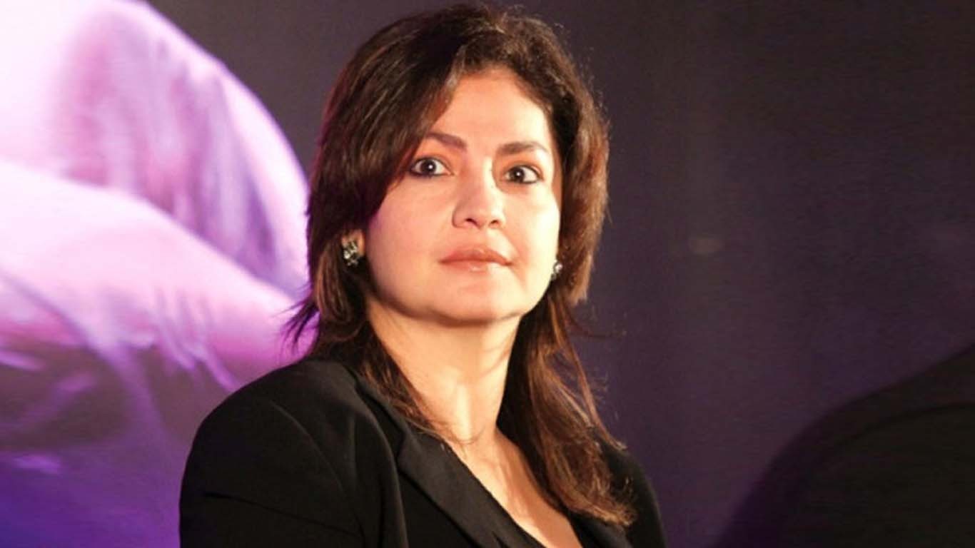 پوجا بھٹ ممبئی کی گڑھوں سے بھری سڑکوں پر پھٹ پڑیں