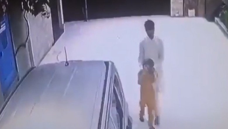 لاہور، گلی میں کھڑی گاڑی کے اندر 8 سالہ بچی سے زیادتی، واقعے کی فوٹیج سامنے آگئی
